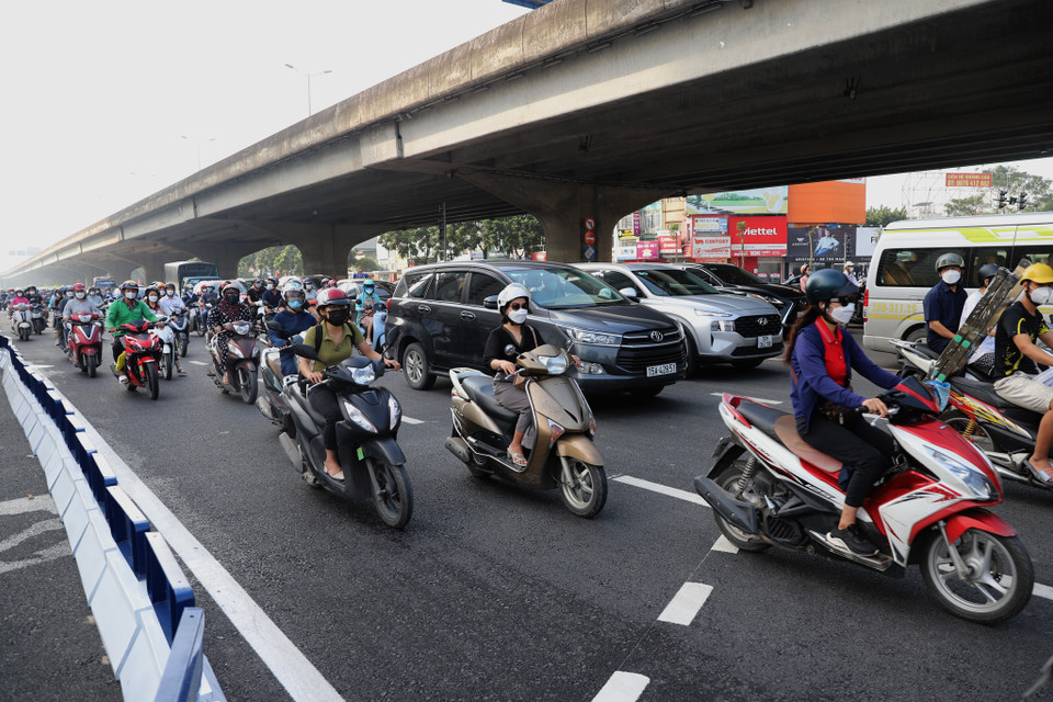 Vấn đề 'xung đột' giao thông tại ngã tư Lê Văn Lương-Khuất Duy Tiến không còn xảy ra, các phương tiện lưu thông bình thường. (Ảnh: Hoài Nam/Vietnam+)