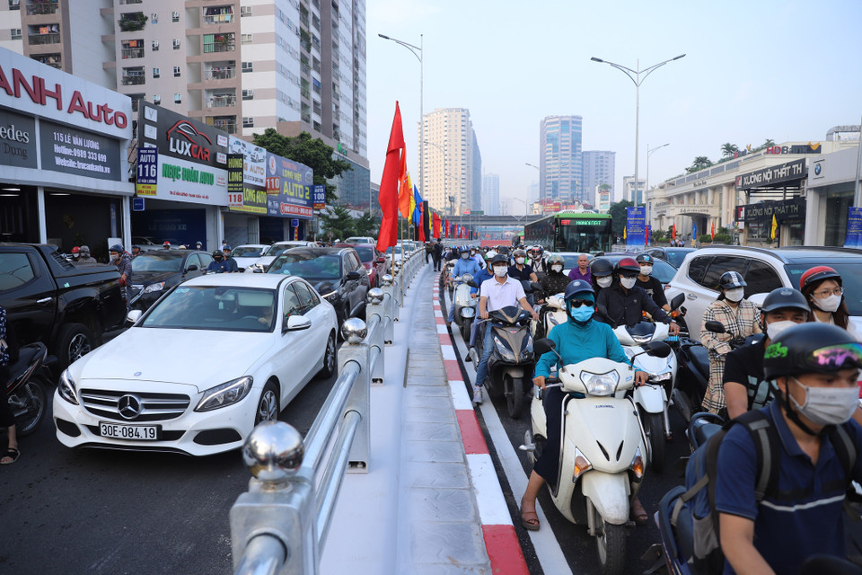 Tuy nhiên, ở chiều hướng ngược lại, sức ép từ mật độ phương tiện lớn dồn nén về khu vực đầu tuyến Lê Văn Lương và cửa hầm chui. (Ảnh: Hoài Nam/Vietnam+)