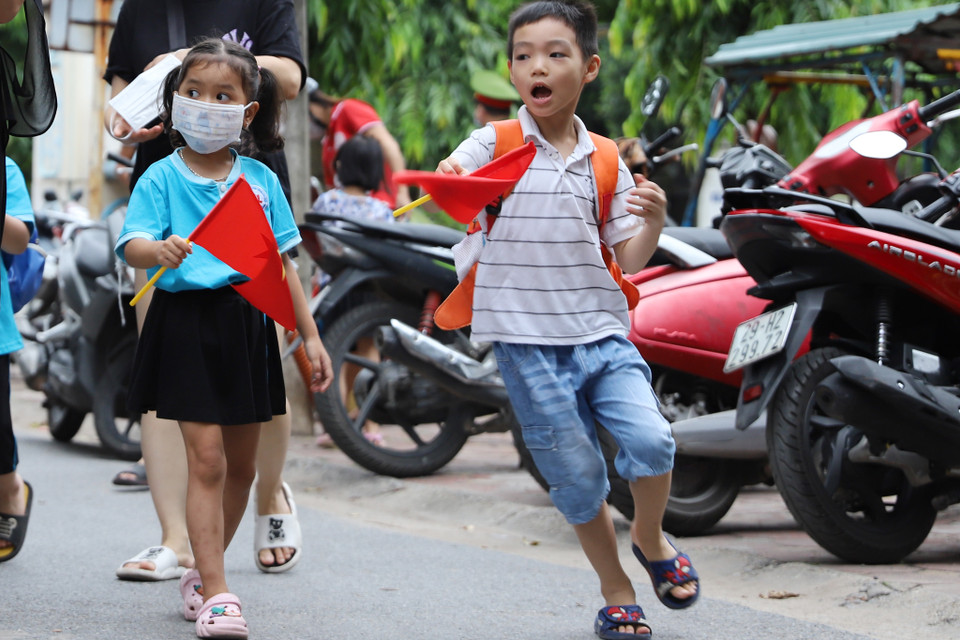 Háo hức, hồi hộp là tâm lý chung của các bé khi được bước chân tới trường. (Ảnh: Hoài Nam/Vietnam+)