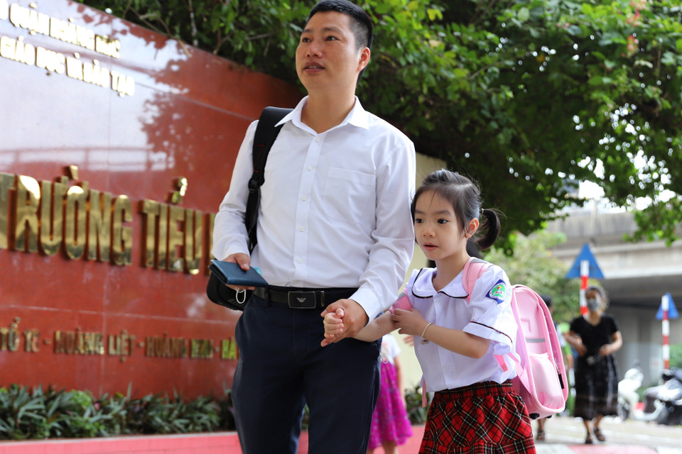 Anh Nguyễn Trung Lương (Hoàng Mai, Hà Nội) hôm nay đưa con gái Tuệ Minh tham gia lễ khai giảng bước vào lớp một tại trường tiểu học Hoàng Liệt. Không chỉ riêng bé háo hức, anh cũng thấy lòng mình hồi hộp khi đưa con vào lớp học đầu tiên của bậc phổ thông. (Ảnh: Hoài Nam/Vietnam+)