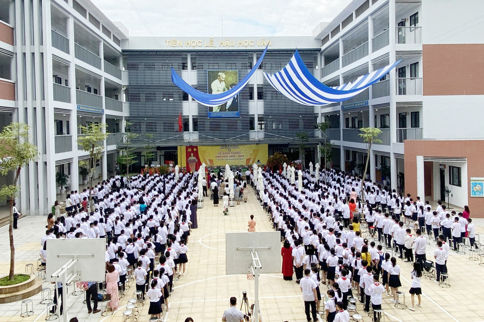 Hôm nay, trên cả nước có hơn 23 triệu học sinh bước vào năm học 2022-2023. Trong ảnh là toàn cảnh buổi lễ khai giảng tại trường THCS Hoàng Mai, Hà Nội. (Ảnh: PV/Vietnam+)