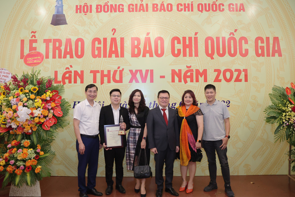 Lãnh đạo và tác giả đoạt Giải A của Báo điện tử VietnamPlus chụp ảnh lưu niệm cùng Chủ tịch Hội Nhà báo Lê Quốc Minh. (Ảnh: Hoài Nam/Vietnam+)