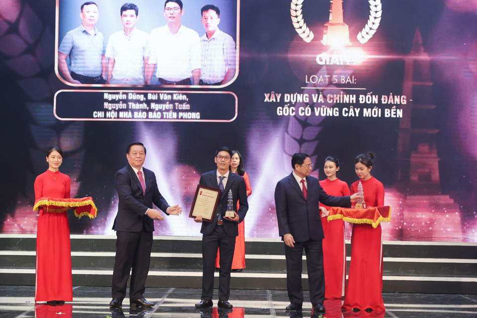 Giải A hạng mục Xã luận, Bình luận, Chuyên luận (Báo in) được trao cho loạt 5 bài: "Xây dựng và chỉnh đốn Đảng - gốc có vững cây mới bền" của nhóm tác giả: Nguyễn Văn Dũng, Nguyễn Thành, Công Hoan, Nguyễn Minh Tuấn - Chi hội nhà báo Báo Tiền Phong. (Ảnh: Hoài Nam/Vietnam+)