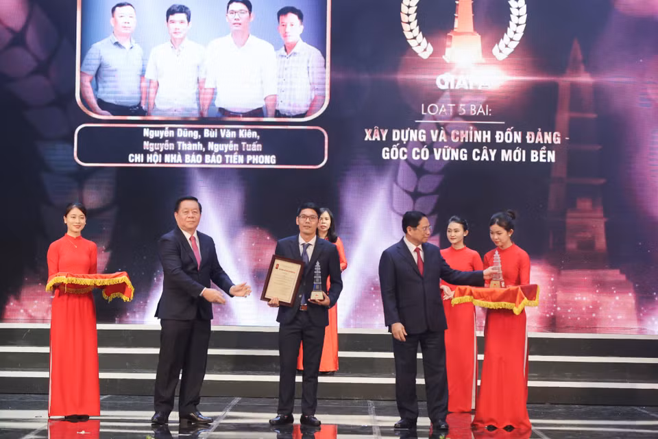 Giải A hạng mục Xã luận, Bình luận, Chuyên luận (Báo in) được trao cho loạt 5 bài: "Xây dựng và chỉnh đốn Đảng - gốc có vững cây mới bền" của nhóm tác giả: Nguyễn Văn Dũng, Nguyễn Thành, Công Hoan, Nguyễn Minh Tuấn - Chi hội nhà báo Báo Tiền Phong. (Ảnh: Hoài Nam/Vietnam+)