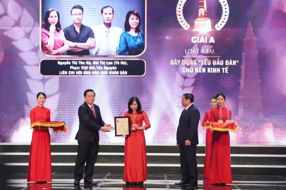 Giải A hạng mục Tin, bài phản ánh, phỏng vấn (Báo in)được trao cho loạt 4 bài: Gây dựng "sếu đầu đàn" cho nền kinh tế của nhóm tác giả Nguyễn Thị Thu Hà, Bùi Thị Lan (Tô Hà), Phạm Việt Hải, Tấn Nguyên - Liên chi hội nhà báo Báo Nhân Dân. (Ảnh: Hoài Nam/Vietnam+)