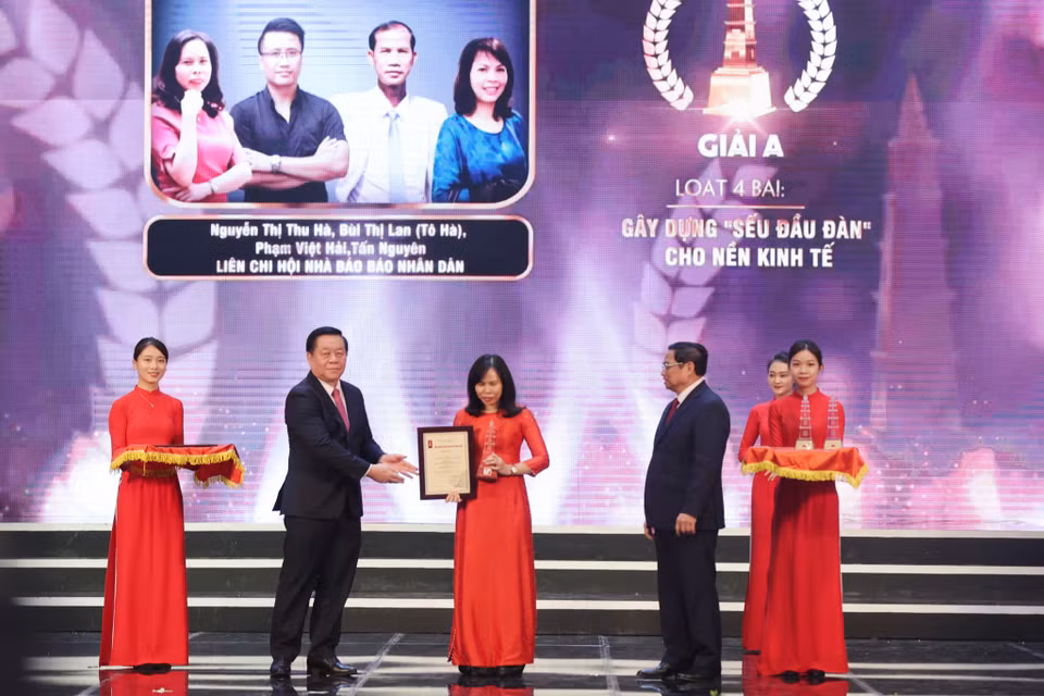 Giải A hạng mục Tin, bài phản ánh, phỏng vấn (Báo in)được trao cho loạt 4 bài: Gây dựng "sếu đầu đàn" cho nền kinh tế của nhóm tác giả Nguyễn Thị Thu Hà, Bùi Thị Lan (Tô Hà), Phạm Việt Hải, Tấn Nguyên - Liên chi hội nhà báo Báo Nhân Dân. (Ảnh: Hoài Nam/Vietnam+)