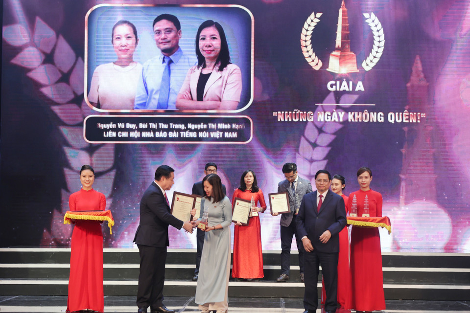 Giải A hạng mục Tin, bài phản ánh, phỏng vấn, bình luận, chuyên luận, tọa đàm, chuyên đề phát thanh tổng hợp (Phát thanh) được trao cho tác phẩm: Những ngày không quên! của nhóm tác giả Nguyễn Vũ Duy, Bùi Thị Thu Trang, Nguyễn Thị Minh Hạnh – Liên chi hội nhà báo Đài Tiếng nói Việt Nam. (Ảnh: Hoài Nam/Vietnam+)