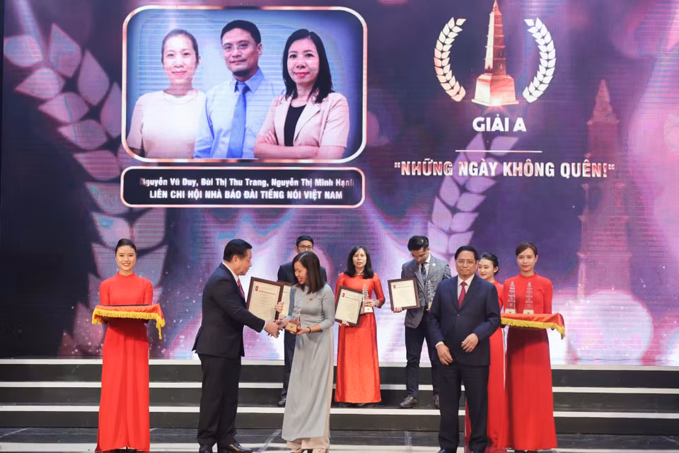 Giải A hạng mục Tin, bài phản ánh, phỏng vấn, bình luận, chuyên luận, tọa đàm, chuyên đề phát thanh tổng hợp (Phát thanh) được trao cho tác phẩm: Những ngày không quên! của nhóm tác giả Nguyễn Vũ Duy, Bùi Thị Thu Trang, Nguyễn Thị Minh Hạnh – Liên chi hội nhà báo Đài Tiếng nói Việt Nam. (Ảnh: Hoài Nam/Vietnam+)