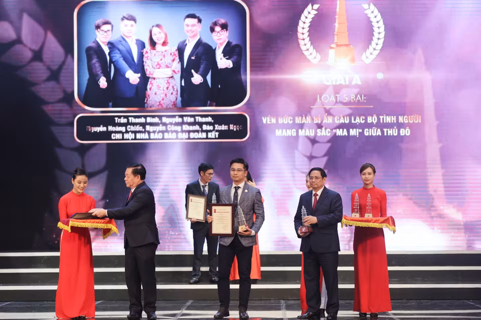 Giải A hạng mục Phóng sự, Phóng sự điều tra, Bút ký báo chí, Ghi chép (Báo in) được trao cho loạt 5 bài: "Vén bức màn bí ẩn Câu lạc bộ Tình Người mang màu sắc "ma mị" giữa Thủ đô" của nhóm tác giả Trần Thanh Bình, Nguyễn Văn Thanh, Nguyễn Hoàng Chiến, Nguyễn Công Khanh, Đào Xuân Ngọc - Chi hội nhà báo Báo Đại Đoàn Kết. (Ảnh: Hoài Nam/Vietnam+)