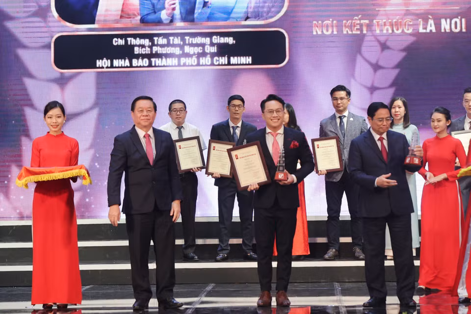 Giải A hạng mục Bình luận, giao lưu, tọa đàm (Truyền hình)được trao cho tác phẩm "Nơi kết thúc là nơi bắt đầu" của nhóm tác giả Chí Thông, Tấn Tài, Trường Giang, Bích Phương, Ngọc Quí - Đài Truyền hình Thành phố Hồ Chí Minh, Hội Nhà báo Thành phố Hồ Chí Minh. (Ảnh: Hoài Nam/Vietnam+)