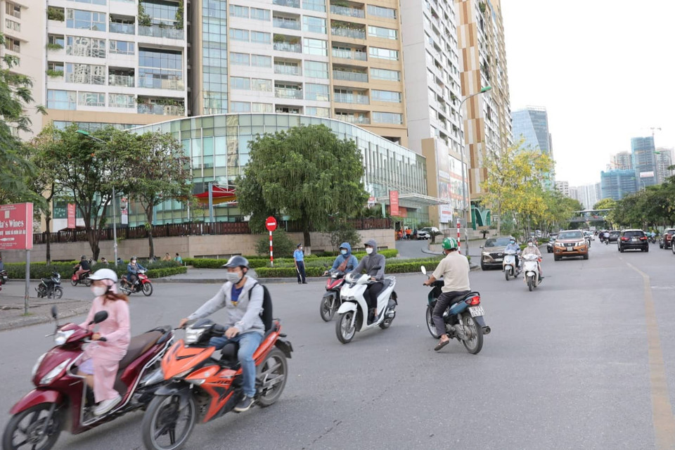 Đối với phân luồng một chiều trên phố Hoàng Ngân, các phương tiện chỉ được di chuyển theo hướng từ phố Hoàng Ngân ra Hoàng Minh Giám. (Ảnh: Hoài Nam/Vietnam+)