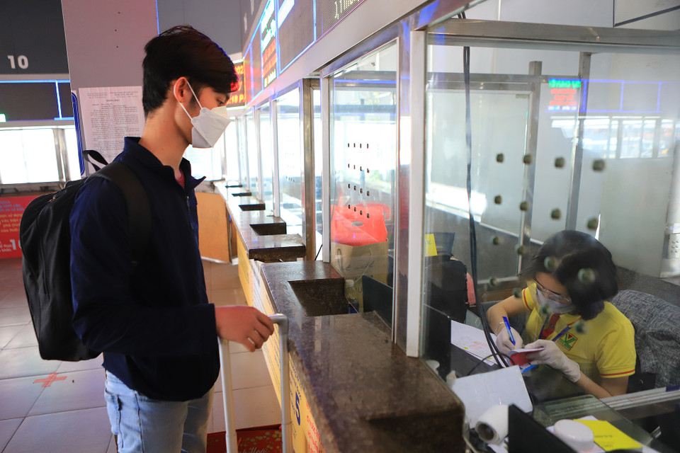 Nhân viên bán vé cho biết: 'Lượng vé bán ra tại bến chỉ bằng 25% mọi năm, cũng không có khách hàng đặt trực tuyến, cả ngày nay tuyến xe chúng tôi chỉ bán được 24 vé.’ (Ảnh: Hoài Nam/Vietnam+)