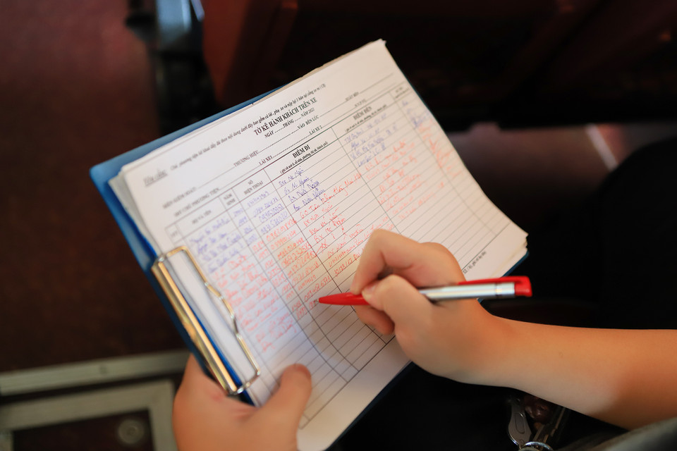 Trên mỗi xe cũng có danh sách khách hàng khai báo y tế do nhà xe chuẩn bị, đảm bảo kiểm soát lịch trình nếu có trường hợp không mong muốn xảy ra. (Ảnh: Hoài Nam/Vietnam+)