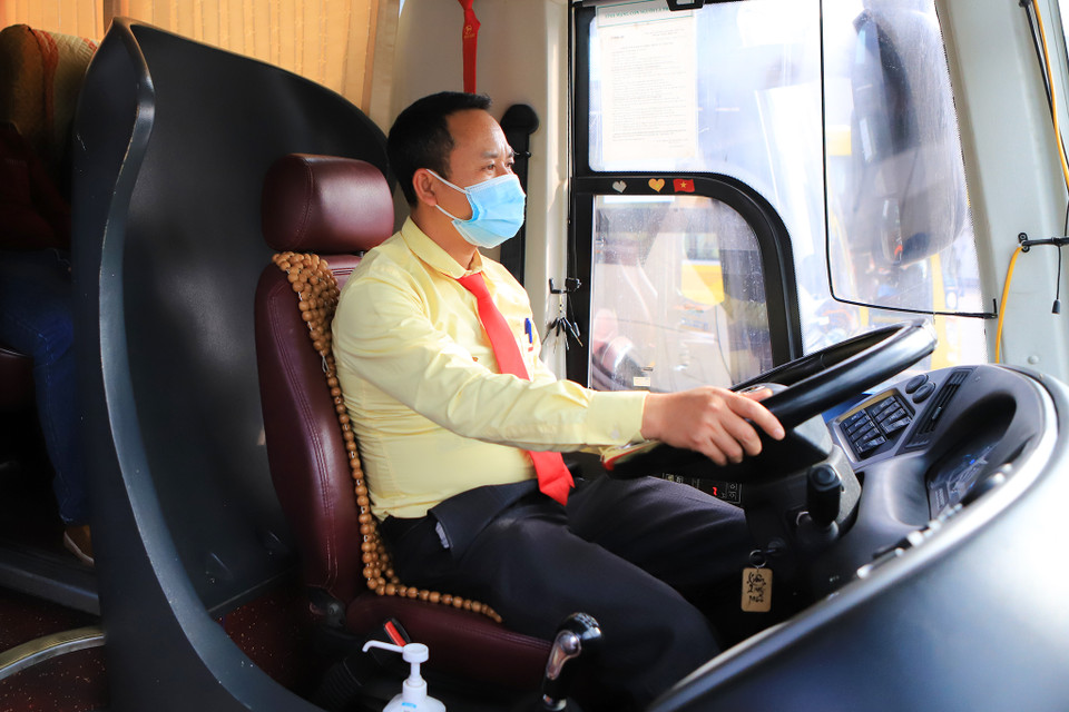 Anh Cao Tiến Huy chạy xe về bến Bắc Vinh bộc bạch: 'Chúng tôi chạy 3 chuyến lỗ 11 triệu rồi, chưa thấy năm nào như năm nay, nhà xe phải bỏ tiền túi ra để đảm bảo các chuyến.’ (Ảnh: Hoài Nam/Vietnam+)