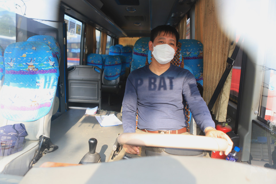 Anh Nguyễn Văn Mão lái xe tuyến Thái Bình-Hà Nội chia sẻ: 'Ngày nào cũng chạy mà chưa bao giờ nổi mười khách trên xe, mỗi chuyến nhận thêm hàng kí gửi mong sao hòa vốn.’ Chỉ còn 15 phút là xe rời bến nhưng trên xe không có một bóng khách. (Ảnh: Hoài Nam/Vietnam+)