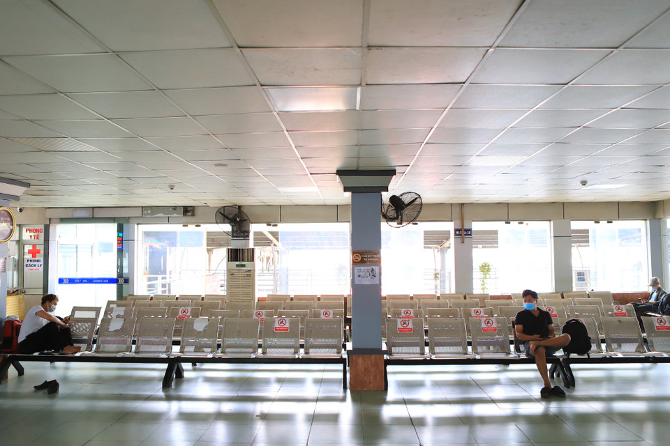 Khu vực ghế chờ tại phòng vé chỉ có một vài người, các quầy bán vé ngao ngán đợi khách hàng. (Ảnh: Hoài Nam/Vietnam+)