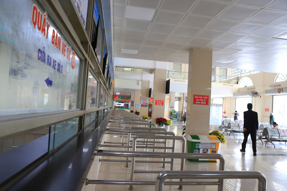 Ghi nhận tại bến xe Giáp Bát, các quầy bán vé ‘vắng như chùa bà Đanh’ không một bóng người. (Ảnh: Hoài Nam/Vietnam+)