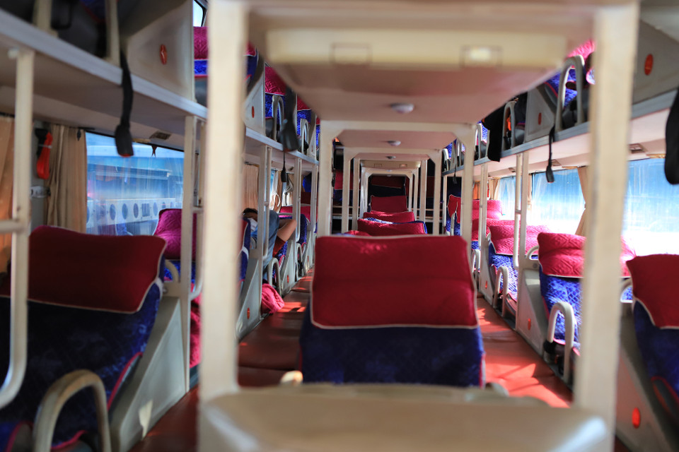 Trên xe của anh còn rất nhiều ghế trống mặc dù đã sát giờ xe chạy. (Ảnh: Hoài Nam/Vietnam+)