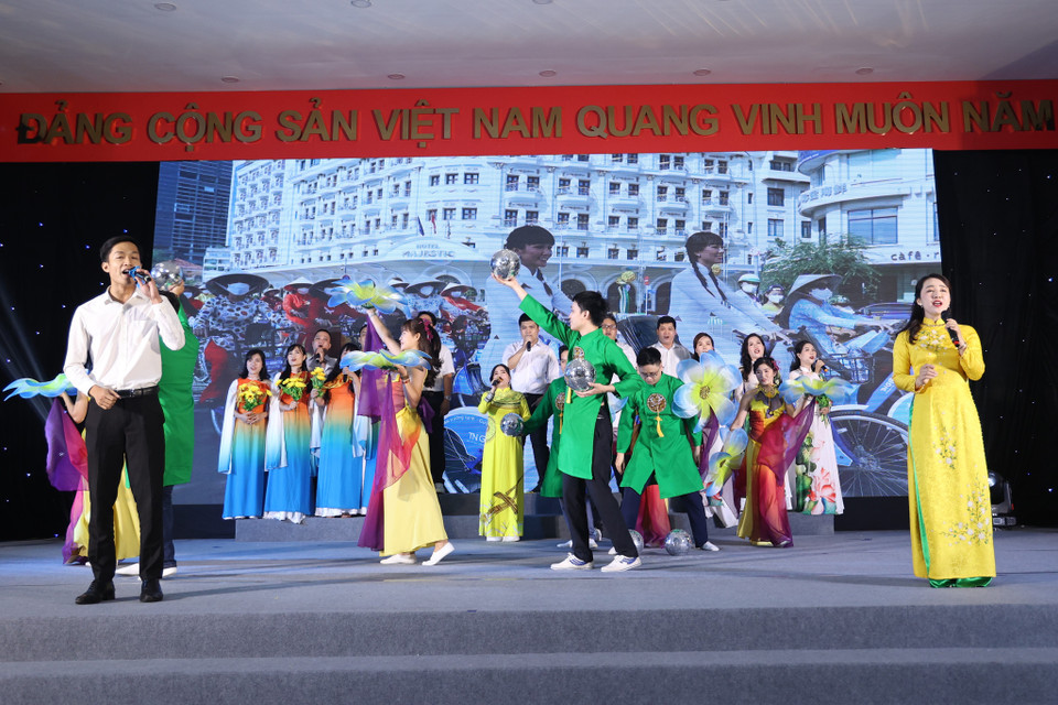 Các tiết mục sâu lắng của Trung tâm Kỹ thuật và Báo Điện tử VietnamPlus. (Ảnh: Hoài Nam/Vietnam+)