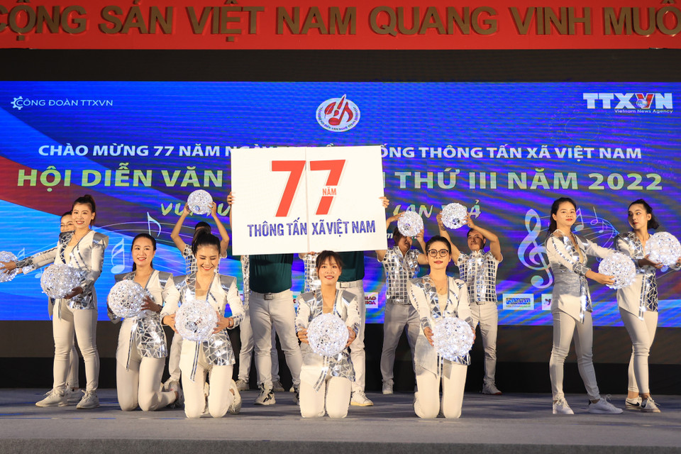 Dù là những nghệ sỹ không chuyên nhưng những tiết mục được đầu tư bài bản, đầy sáng tạo đã mang đến một hình ảnh rất khác về những người con Thông tấn, với tinh thần ‘Vui tươi-Gắn kết-Lan tỏa.’ (Ảnh: Hoài Nam/Vietnam+)