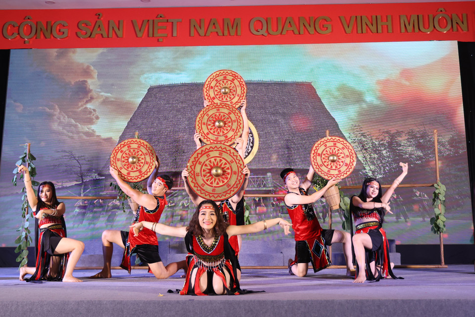 Tiết mục múa tập thể Âm vang hồn chiêng của các thành viên thuộc cơ quan Thông tấn xã Việt Nam khu vực miền Trung-Tây Nguyên. (Ảnh: Hoài Nam/Vietnam+)