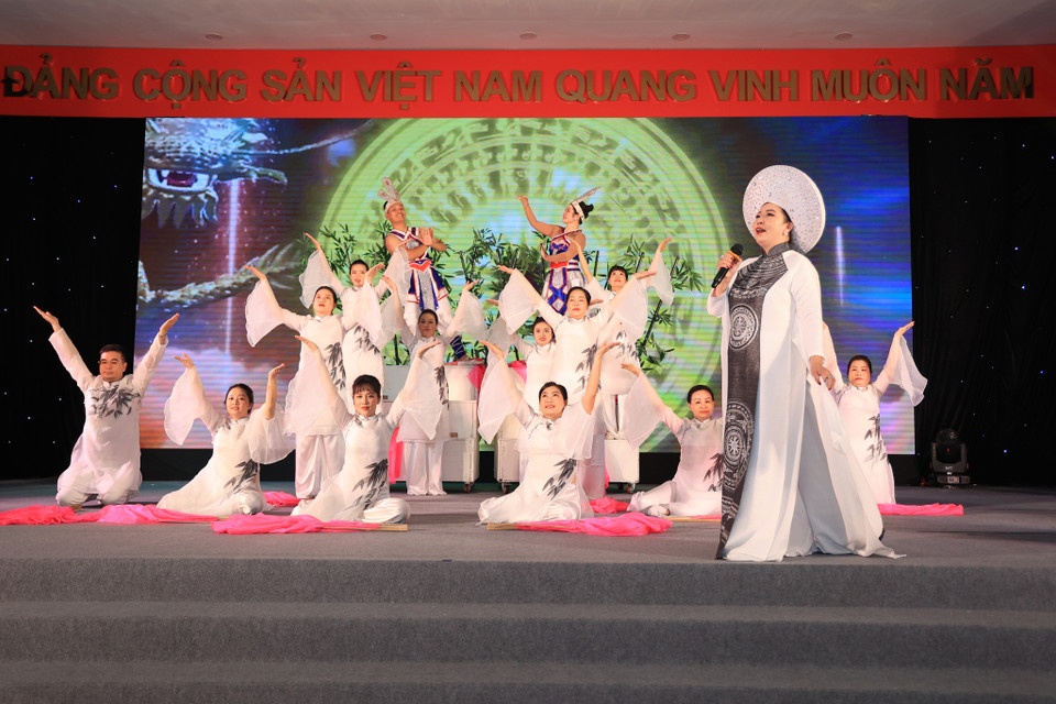 Sau 2 năm do ảnh hưởng của đại dịch COVID-19, các hoạt động văn hóa nghệ thuật bị tạm dừng, hội diễn năm nay tạo cơ hội cho đoàn viên công đoàn Thông tấn xã Việt Nam giao lưu, gặp gỡ, thắt chặt tình đoàn kết. (Ảnh: Hoài Nam/Vietnam+)