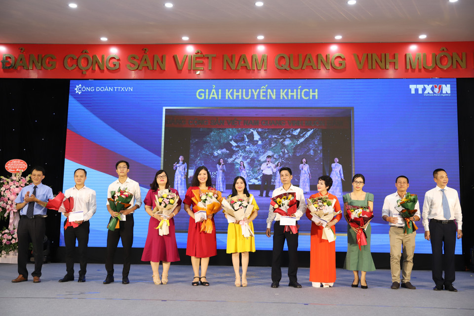 Trung tâm kỹ thuật và Báo điện tử VietnamPlus chiến thắng thêm hai giải khuyến khích trong Hội diễn văn nghệ chào mừng 77 năm thành lập Thông tấn xã Việt Nam. (Ảnh: Hoài Nam/Vietnam+)