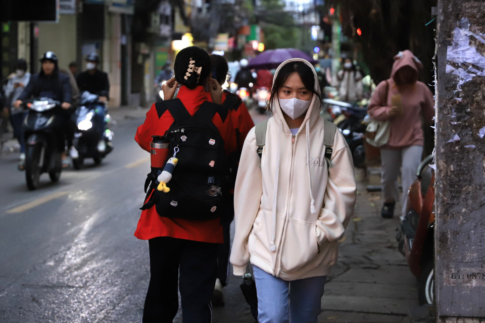 Người dân Thủ đô đã xuống đường với những bộ trang phục mùa Đông trong sáng ngày 1/12. (Ảnh: Hoài Nam/Vietnam+)