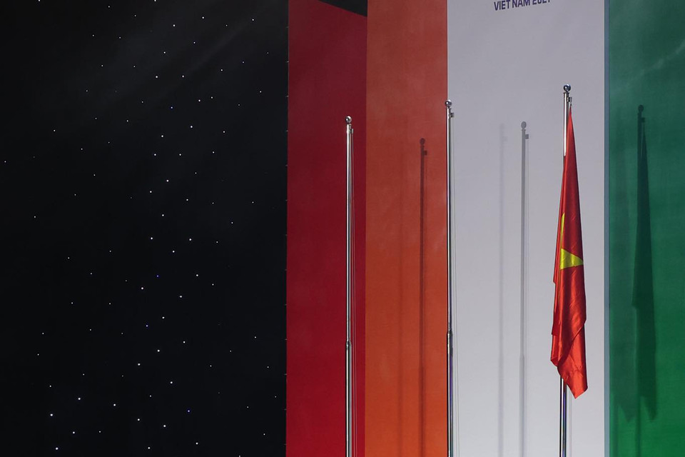 Nghi thức hạ cờ: Lá cờ của Liên đoàn Thể thao Đông Nam Á và SEA Games 31 đã được hạ xuống. (Ảnh: Minh Hiếu/Vietnam+)