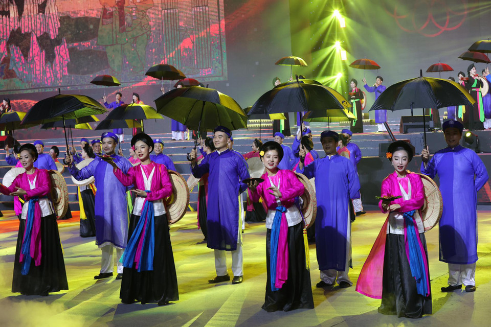 Ngay sau các tiết mục của Campuchia chào đón SEA Games 32 là lời giã bạn của nước chủ nhà SEA Games 31, với những làn điệu như: Mời trầu, Giã bạn, Người ơi người ở đừng về... qua phần trình bày của 100 nghệ sĩ dân ca Quan họ Bắc Ninh. (Ảnh: Minh Hiếu/Vietnam+)