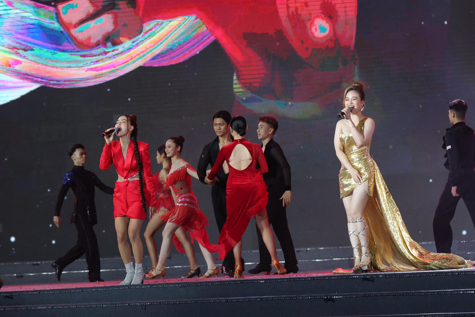 Liên khúc ‘‘Diệu kỳ Việt Nam - Ngà ước mơ Việt nam - Việt Nam tươi đẹp - Việt Nam những chuyển đi - Những trái tim Việt nam - Việt nam hoà thanh cùng năm châu’’ với sự thể hiện của các ca sỹ Văn Mai Hương, Uyên Linh, Dương Hoàng Yến và Hà Nhi. (Ảnh: Minh Hiếu/Vietnam+)