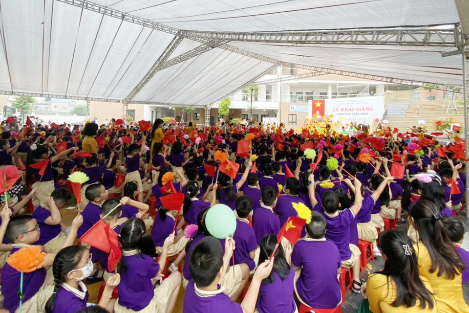Học sinh trường Tiểu học Hoàng Mai hân hoan trong ngày khai giảng năm học mới. (Ảnh: PV/Vietnam+)