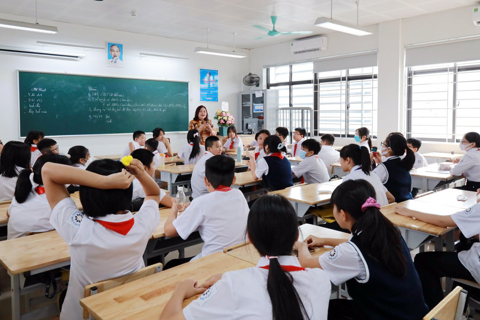 Cô trò lớp 7A3 Trường THCS Hoàng Mai sôi nổi sau buổi lễ Khai giảng năm học mới 2022-2023. (Ảnh: PV/Vietnam+)