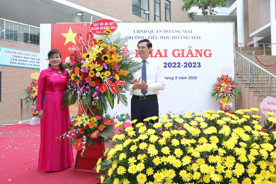 Lãnh đạo quận Hoàng Mai (Hà Nội, phải) chúc mừng lễ khai giảng tại Trường Tiểu học Hoàng Mai và bày tỏ sự tin tưởng vào năm học mới với nhiều thành tích xuất sắc của ngôi trường mới hơn một năm tuổi này. (Ảnh: CTV/Vietnam+)