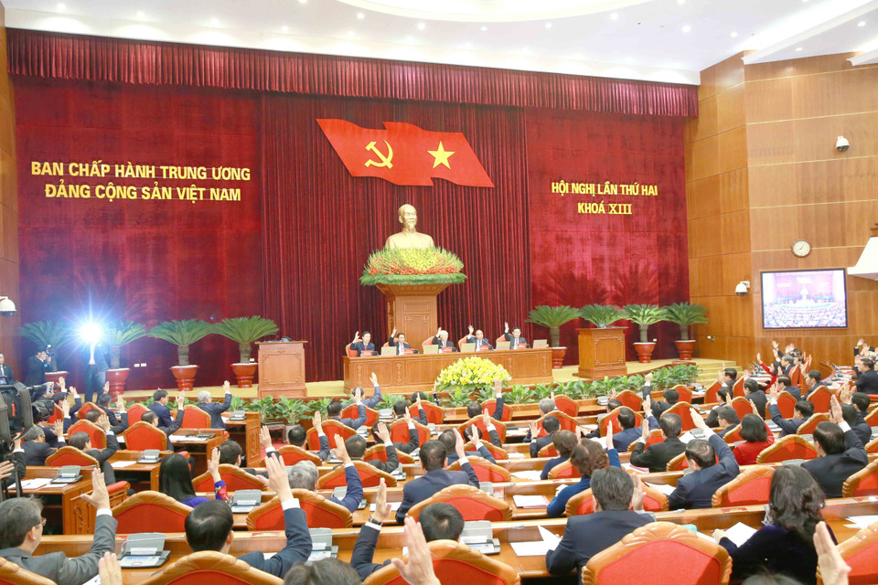 Đại biểu biểu quyết thông qua chương trình Hội nghị. (Ảnh: Phương Hoa/TTXVN)