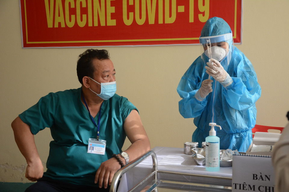 Các nhân viên y tế được tiêm vaccine COVID-19. (Ảnh: Văn Dũng/TTXVN)