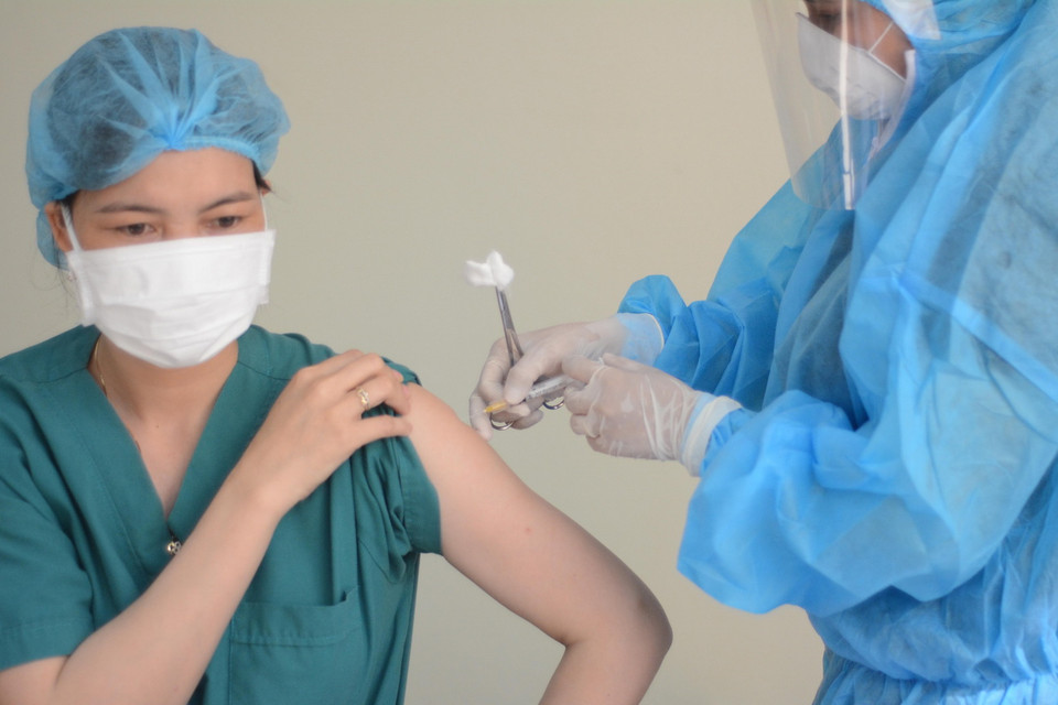 Các nhân viên y tế được tiêm vaccine COVID-19. (Ảnh: Văn Dũng/TTXVN)