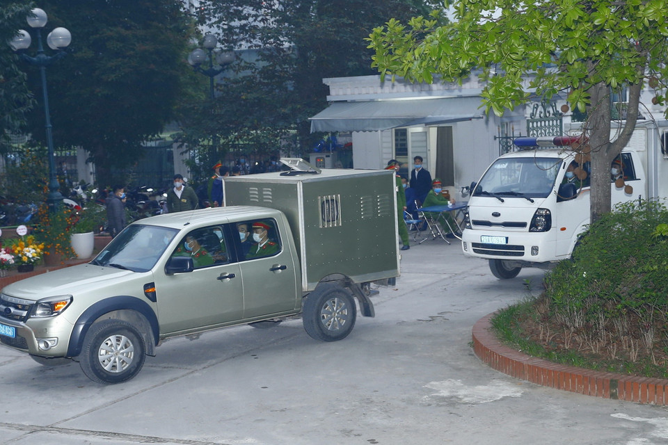 Cảnh sát dẫn giải các bị cáo tới tòa án. (Ảnh: Doãn Tấn/TTXVN)