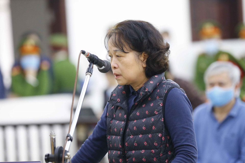 Bị cáo Trần Thị Bình (sinh năm 1958, nguyên Phó Tổng Giám đốc PVN) khai báo trước Hội đồng xét xử. (Ảnh: Doãn Tấn/TTXVN)