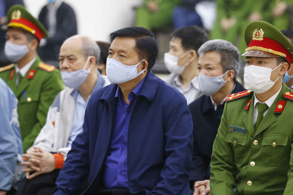 Bị cáo Đinh La Thăng cùng đồng phạm tại phiên xét xử. (Ảnh: Doãn Tấn/TTXVN)