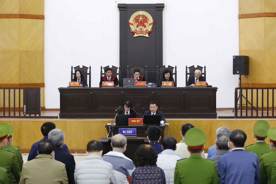 Hội đồng xét xử khai mạc phiên xét xử. (Ảnh: Doãn Tấn/TTXVN)