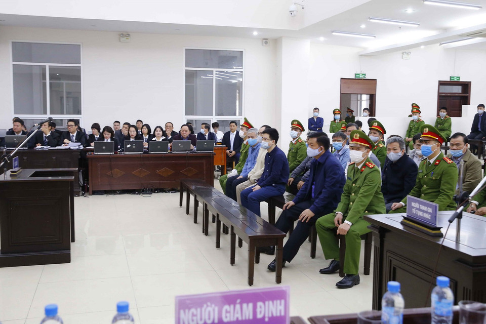 Bị cáo Đinh La Thăng cùng đồng phạm tại phiên xét xử. (Ảnh: Doãn Tấn/TTXVN)