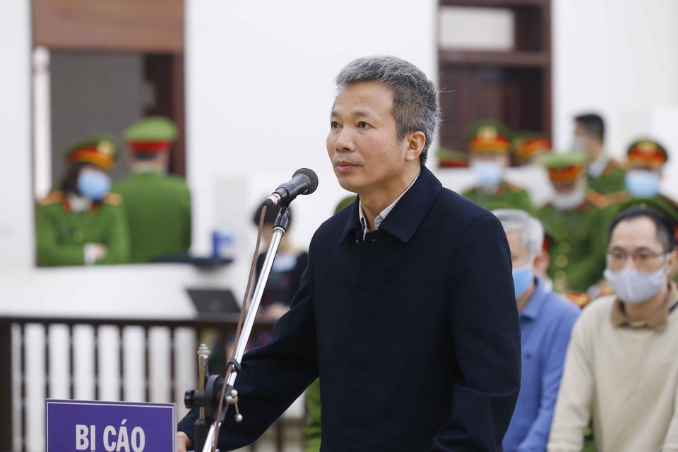 Bị cáo Đỗ Văn Quang (sinh năm 1972, nguyên Trưởng ban Ban Kinh tế kế hoạch - sau là Ban Kinh tế đấu thầu, PVC) khai báo trước Hội đồng xét xử. (Ảnh: Doãn Tấn/TTXVN)