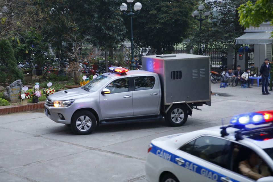 Cảnh sát dẫn giải các bị cáo tới tòa án. (Ảnh: Doãn Tấn/TTXVN)