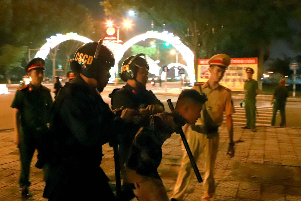 Một đối tượng đua xe trái phép bị bắt giữ. (Ảnh: Hoàng Hùng/TTXVN)