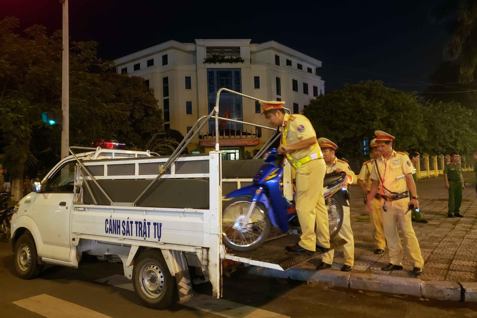 Lực lượng chức năng thu giữ nhiều xe máy của các đối tượng đua xe trái phép. (Ảnh: Hoàng Hùng/TTXVN)