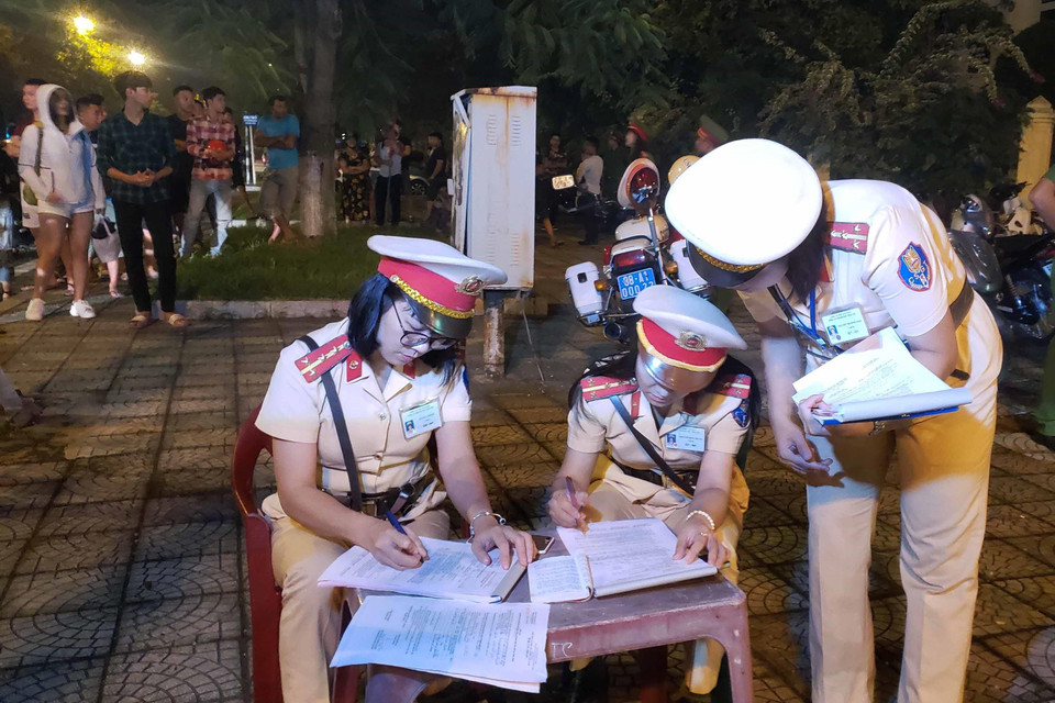 Lực lượng chức năng lập biên bản, thu giữ nhiều xe máy của các đối tượng đua xe trái phép. (Ảnh: Hoàng Hùng/TTXVN)