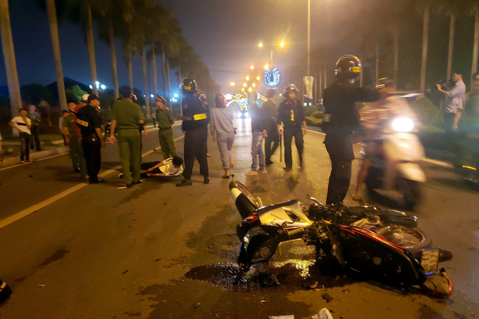 Một đối tượng đua xe trái phép bị lực lượng chức năng ngăn chặn, bắt giữ trên đường Hai Bà Trưng, thành phố Vĩnh Yên. (Ảnh: Hoàng Hùng/TTXVN)