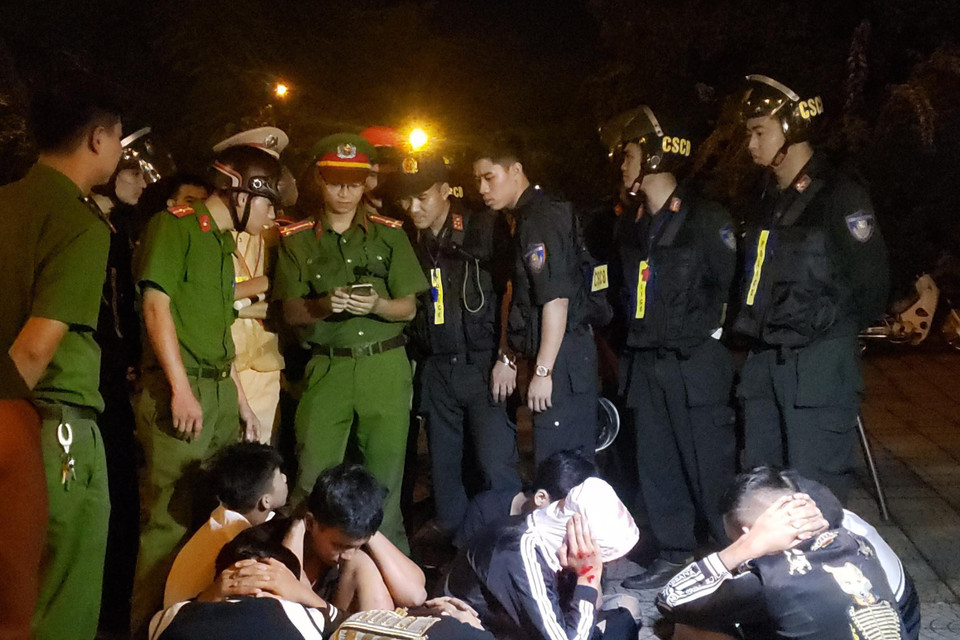 Các đối tượng đua xe trái phép bị bắt giữ. (Ảnh: Hoàng Hùng/TTXVN)