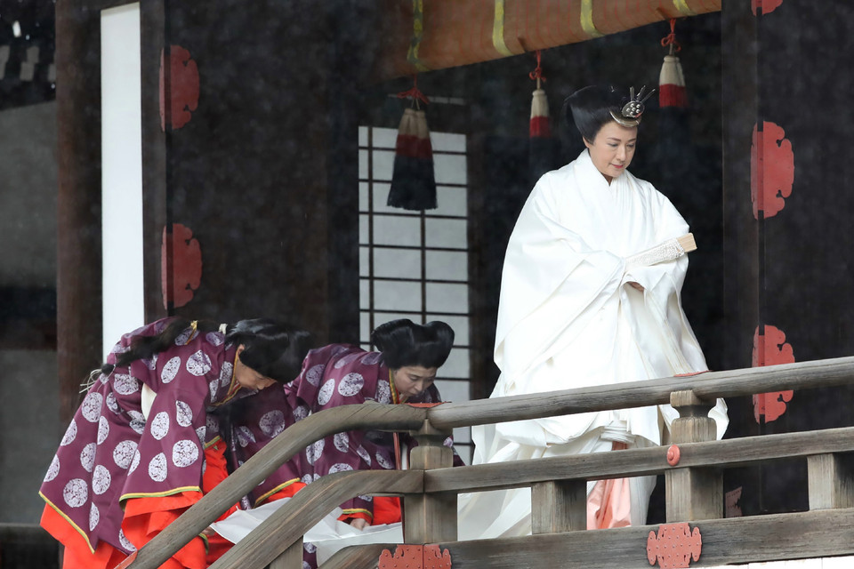 Hoàng hậu Nhật Bản Masako làm lễ tại Điện thờ cung Hoàng gia ở Tokyo, trước lễ Đăng quang của Nhật hoàng Naruhito. (Ảnh: AFP/TTXVN)